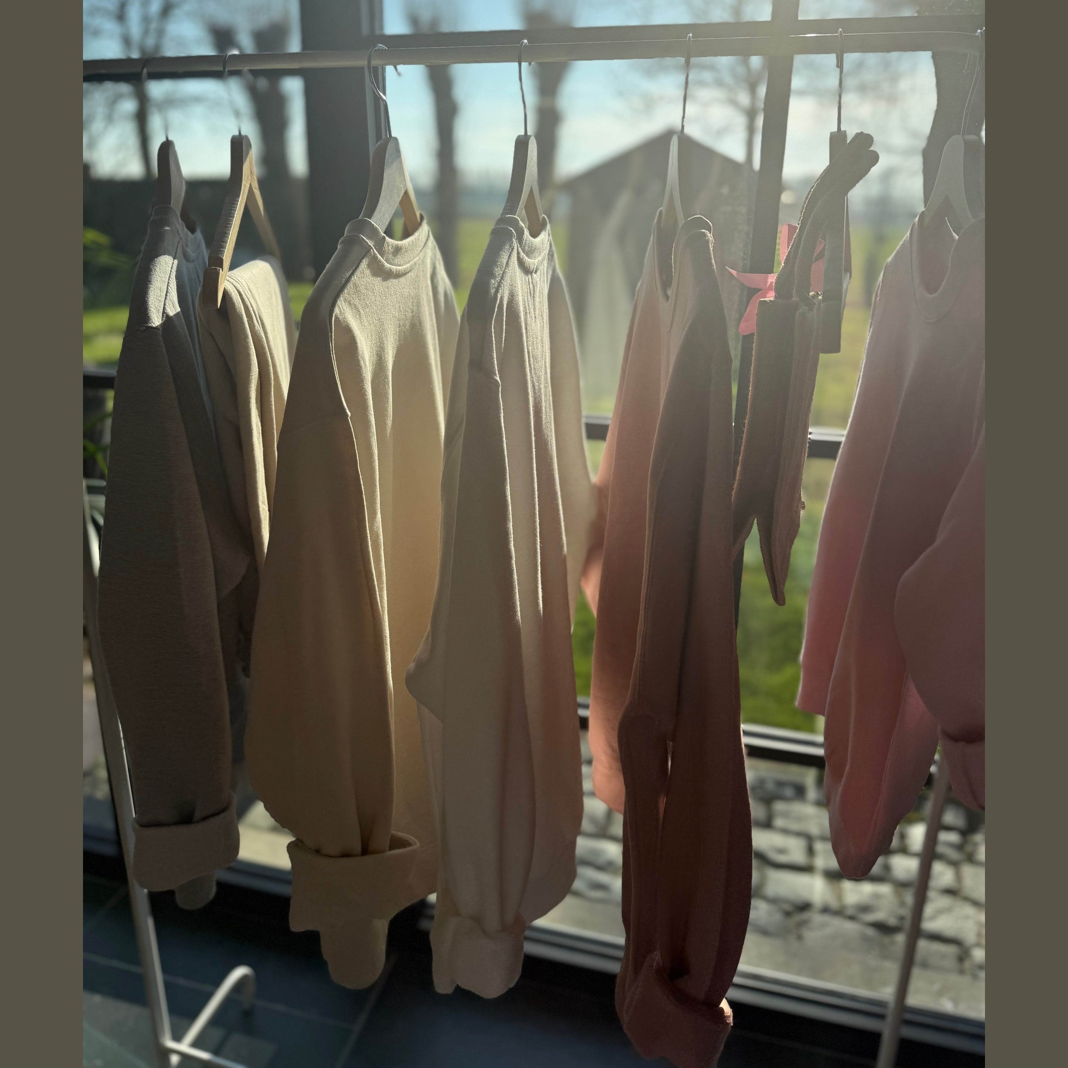 dames sweater borduren - bloemen - mama sweater - twinning met kindjes - gepersonaliseerd cadeau - winkel in Merchtem