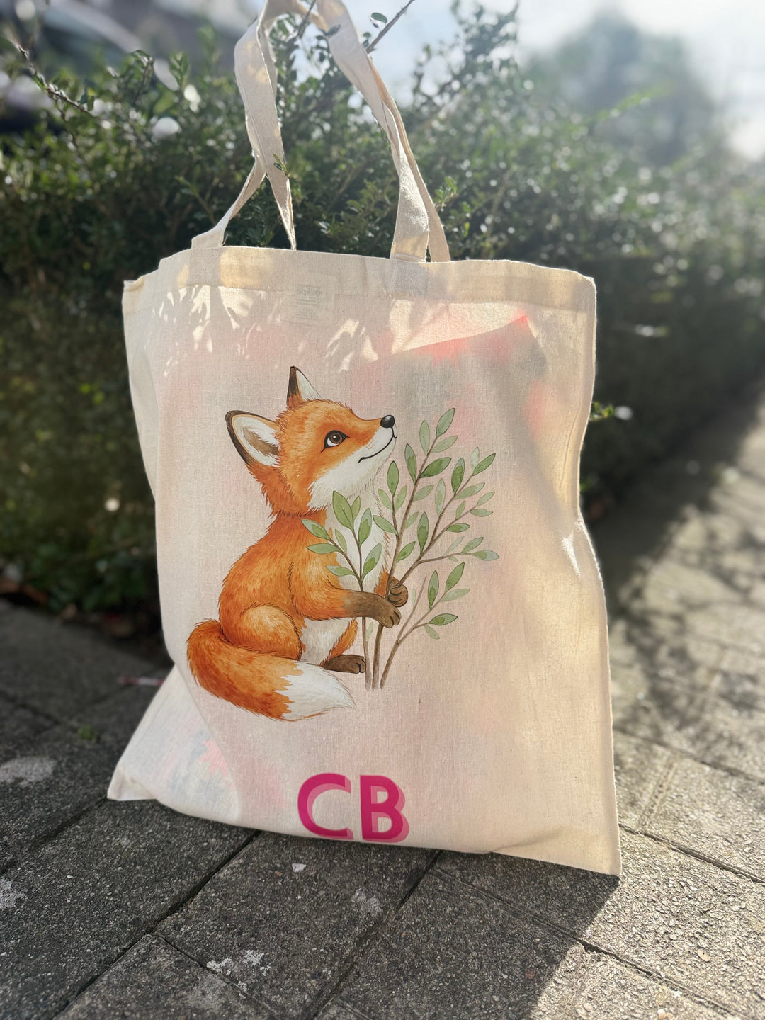 Witte totebag met illustratie van een vos en de letters CB