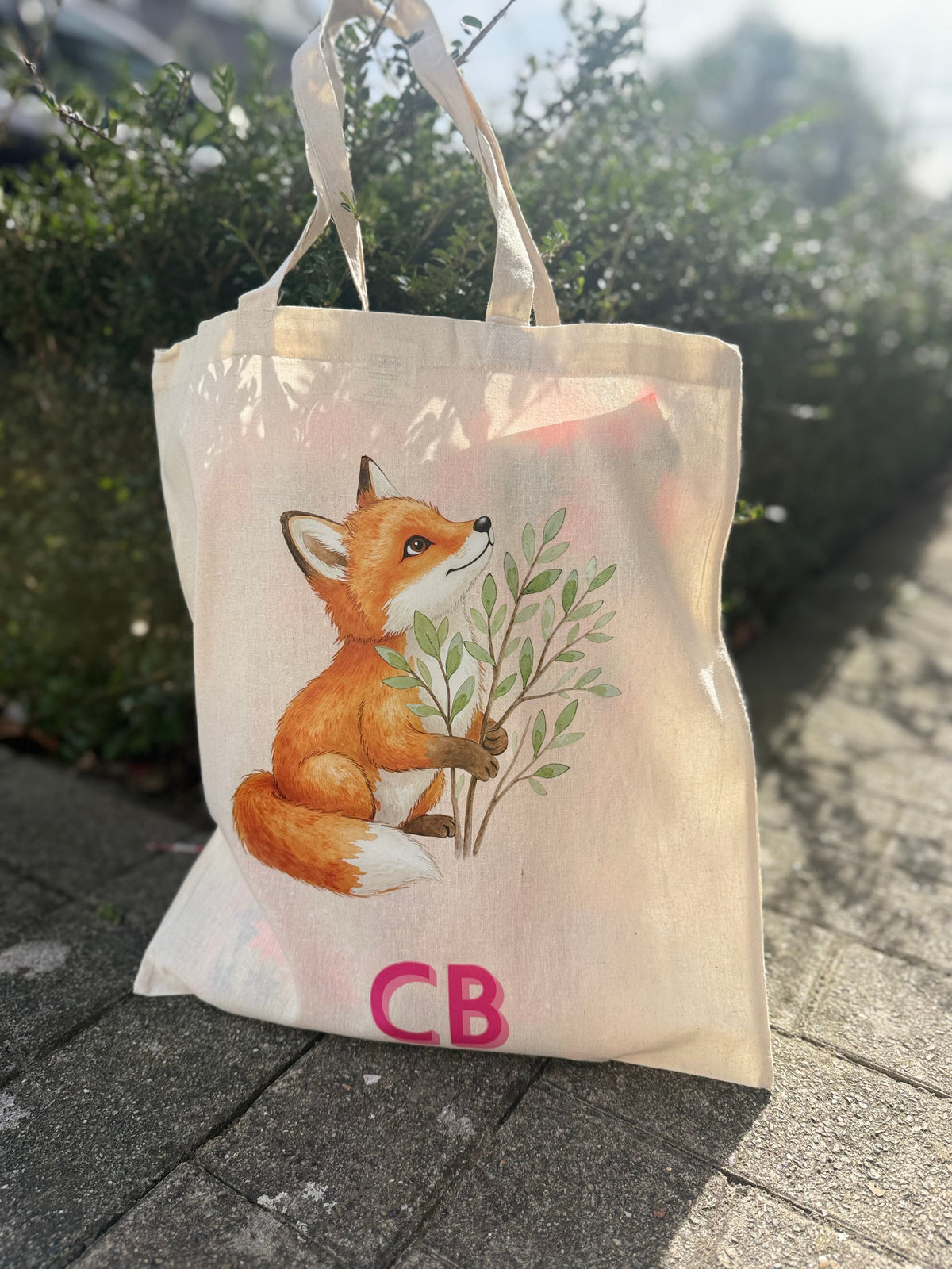 Witte totebag met illustratie van een vos en de letters CB