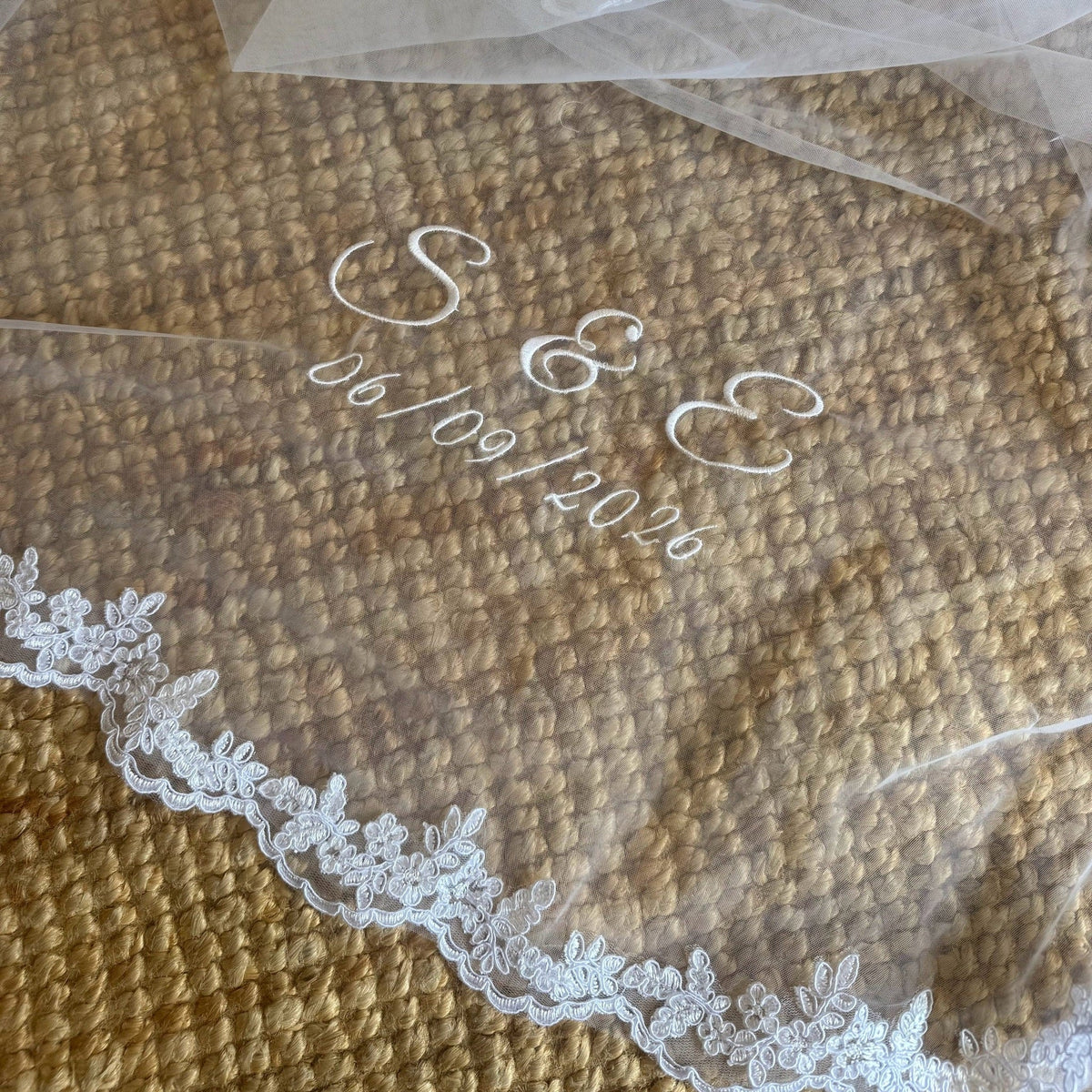 Borduren Initialen & datum op sluier - Borduur Atelier Caro B Handmade Caro B Handmade