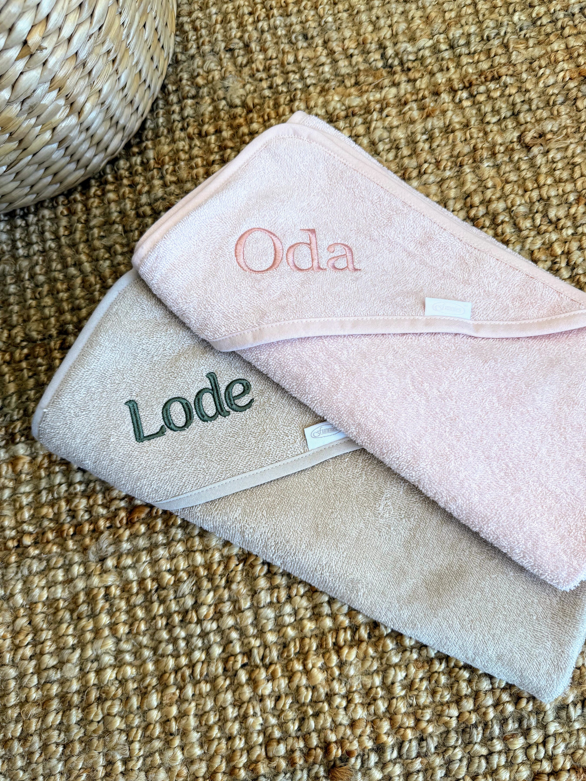 badcape met naam - borduren - cadeau - kraamcadeau