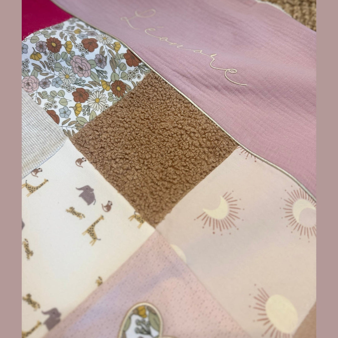 Koesterdeken met babykleding - Handgemaakt Caro B Handmade