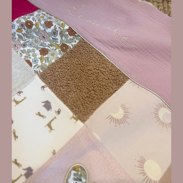 Koesterdeken met babykleding - Handgemaakt Caro B Handmade
