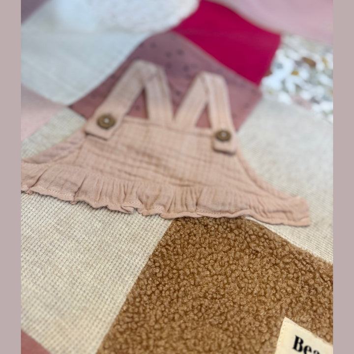 Koesterdeken met babykleding - Handgemaakt Caro B Handmade