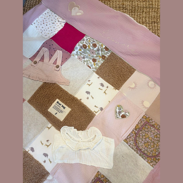 Koesterdeken met babykleding - Handgemaakt Caro B Handmade