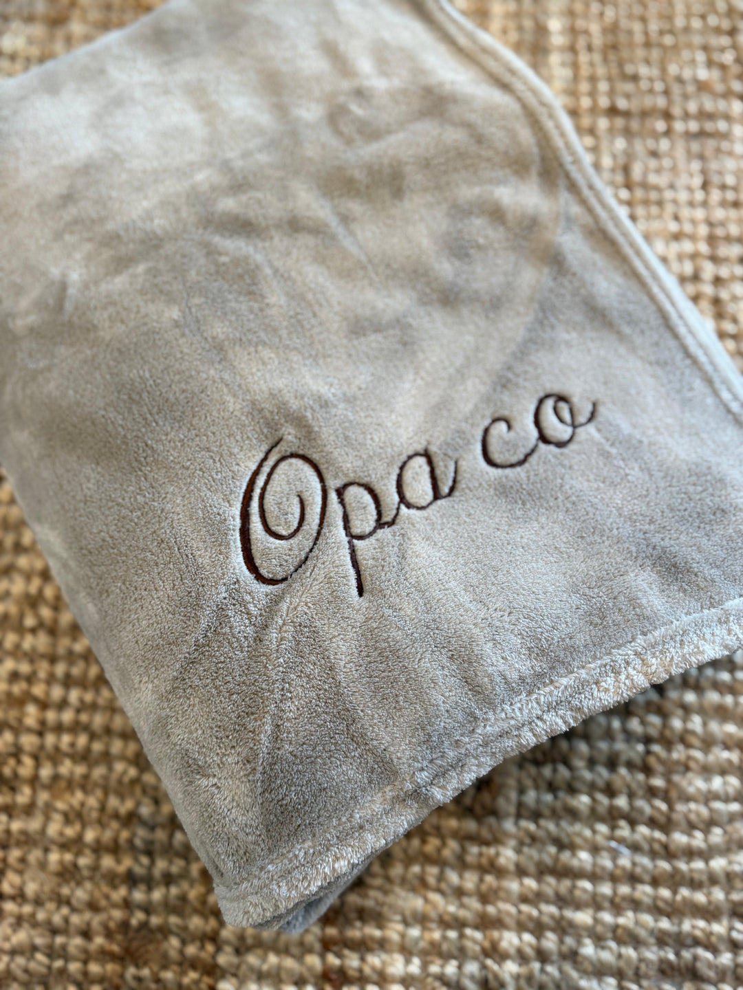 Gepersonaliseerde fleece deken met naam voor de zetel