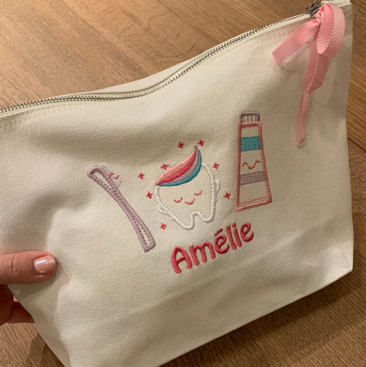 Gepersonaliseerde toilettas met tandenborstel en naam