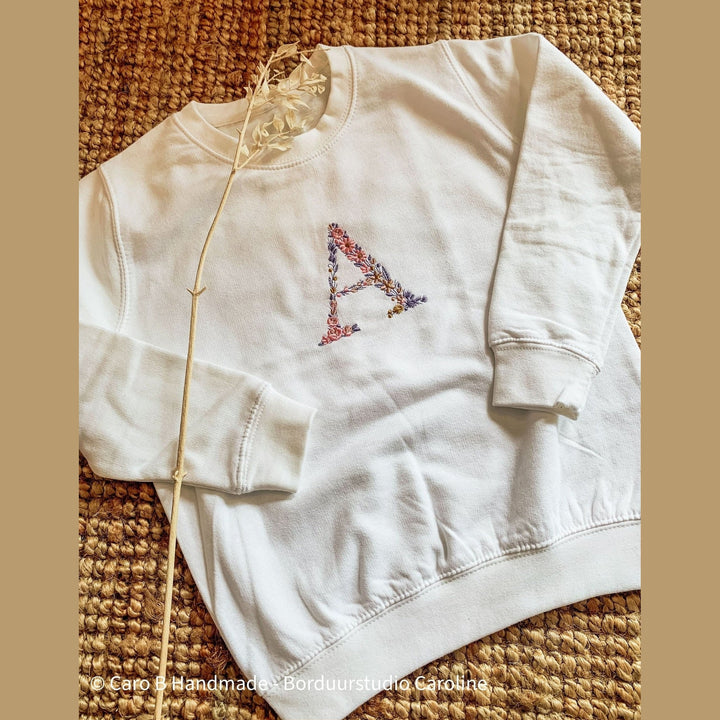 Sweaters voor kinderen - bloemenalpabet - geborduurde initiaal - Caro B Handmade - Merchtem
