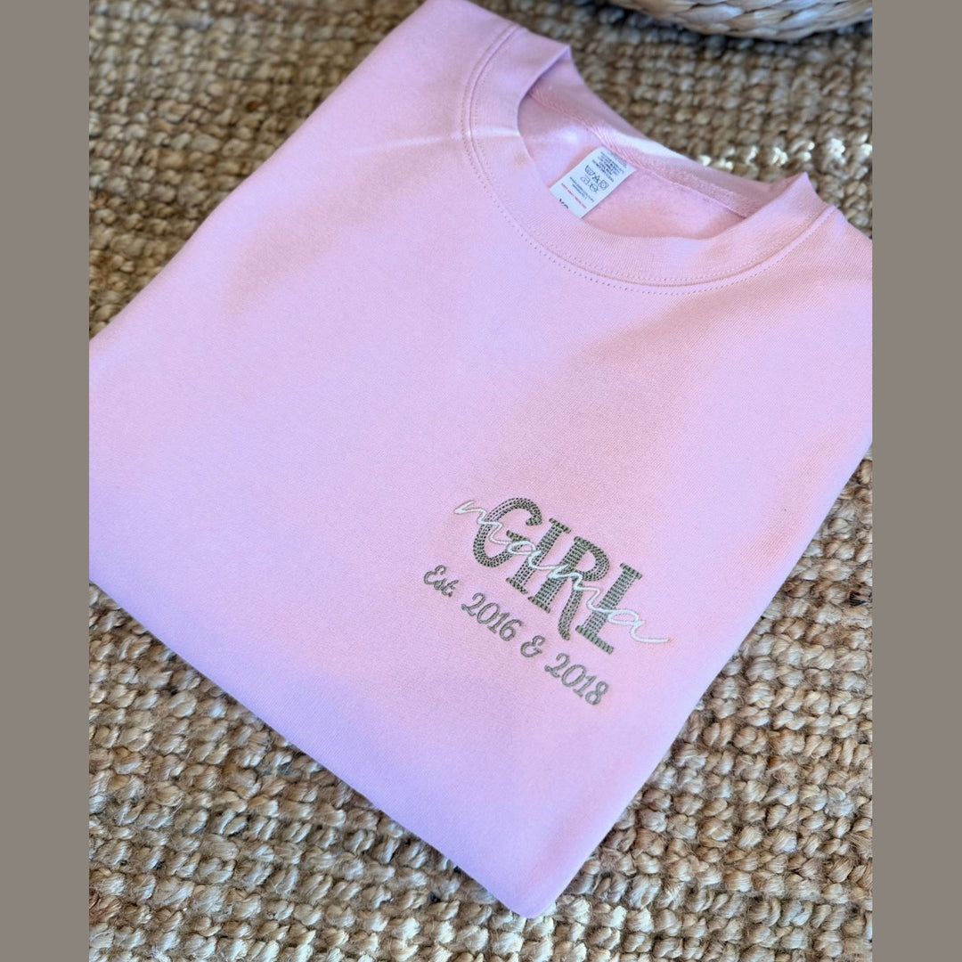Girl Mom Mama Sweater - Gepersonaliseerd met borduur - Moederdag Caro B Handmade - Signature Collection