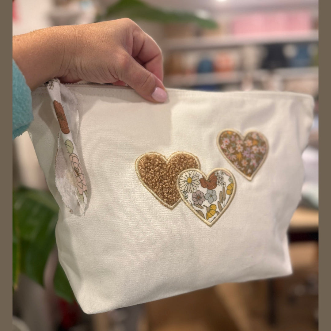 Toilettas met babykleding & naam Caro B Handmade