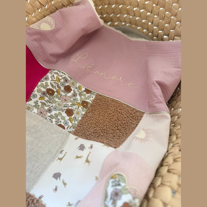 Koesterdeken met babykleding - Handgemaakt Caro B Handmade