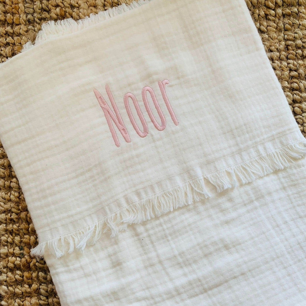 Jollein Deken GOTS Fringe met Naam - Borduren - Ivory - Caro B Handmade