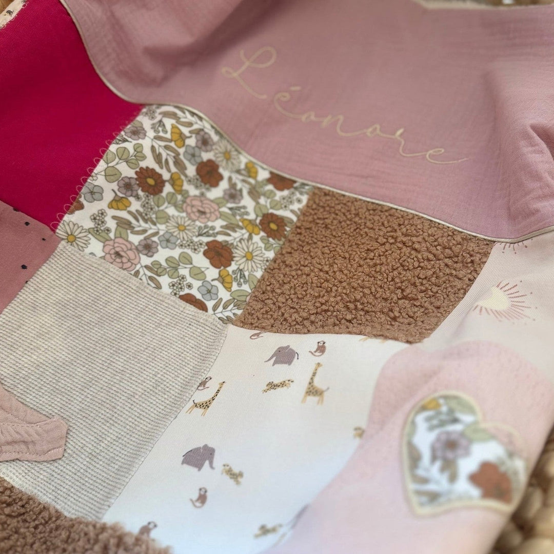 Koesterdeken met babykleding - Handgemaakt Caro B Handmade