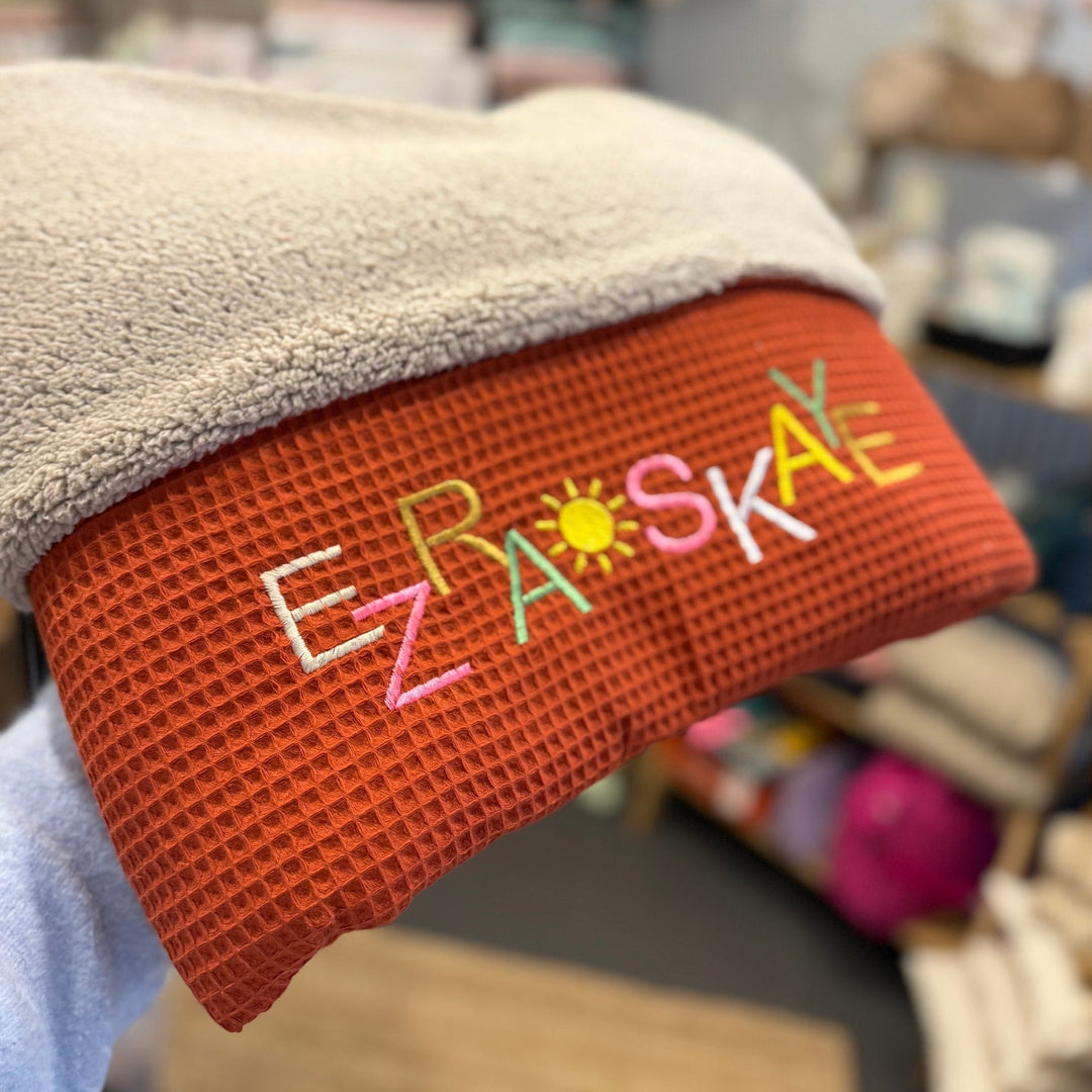 Babydeken in teddy & wafelstof - Handgemaakt & geborduurd - Zelf samen te stellen Caro B Handmade