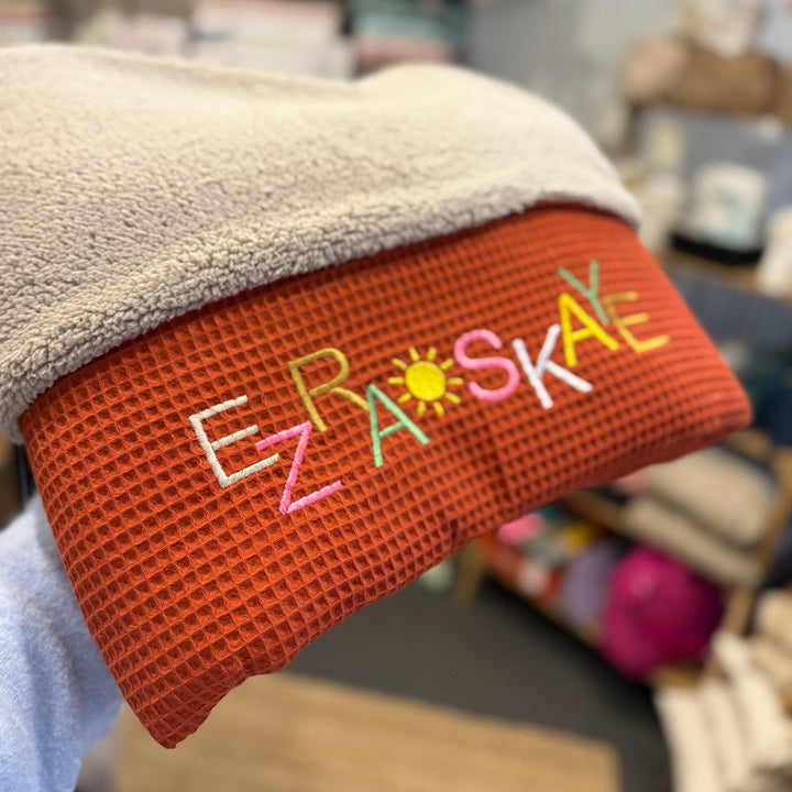Babydeken in teddy & wafelstof - Handgemaakt & geborduurd - Zelf samen te stellen Caro B Handmade