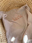 babywebshop - handgemaakte babydekentjes - HIB label - Unizo - Fysieke winkel in Merchtem/Peizegem - Babydeken - geboortedekentjes - badponcho - logeertassen - mamabag - Caro B Handmade - mom bag - shopper - borduren met naam