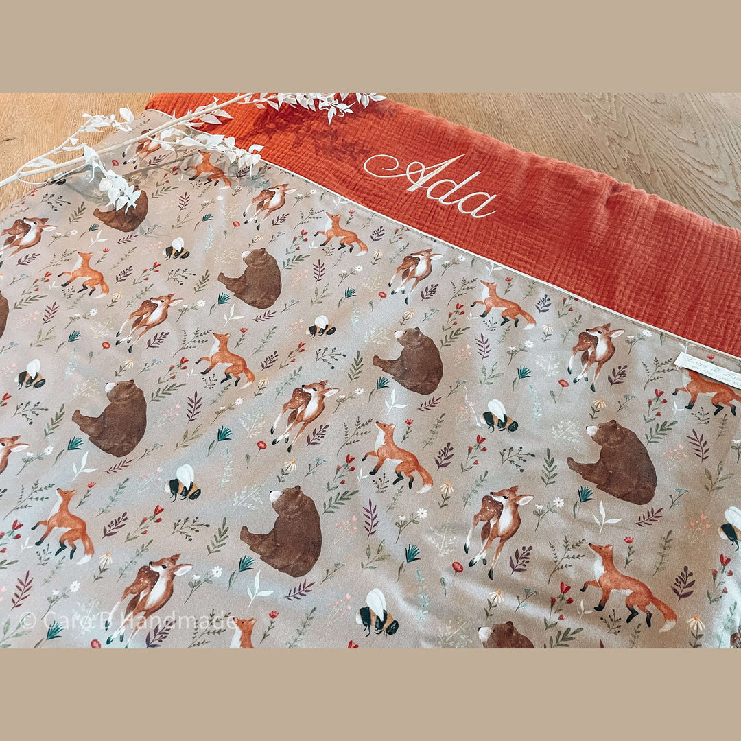 Handgemaakt babydeken met bosdiertjes & naam – Stel zelf je babydeken samen Caro B Handmade