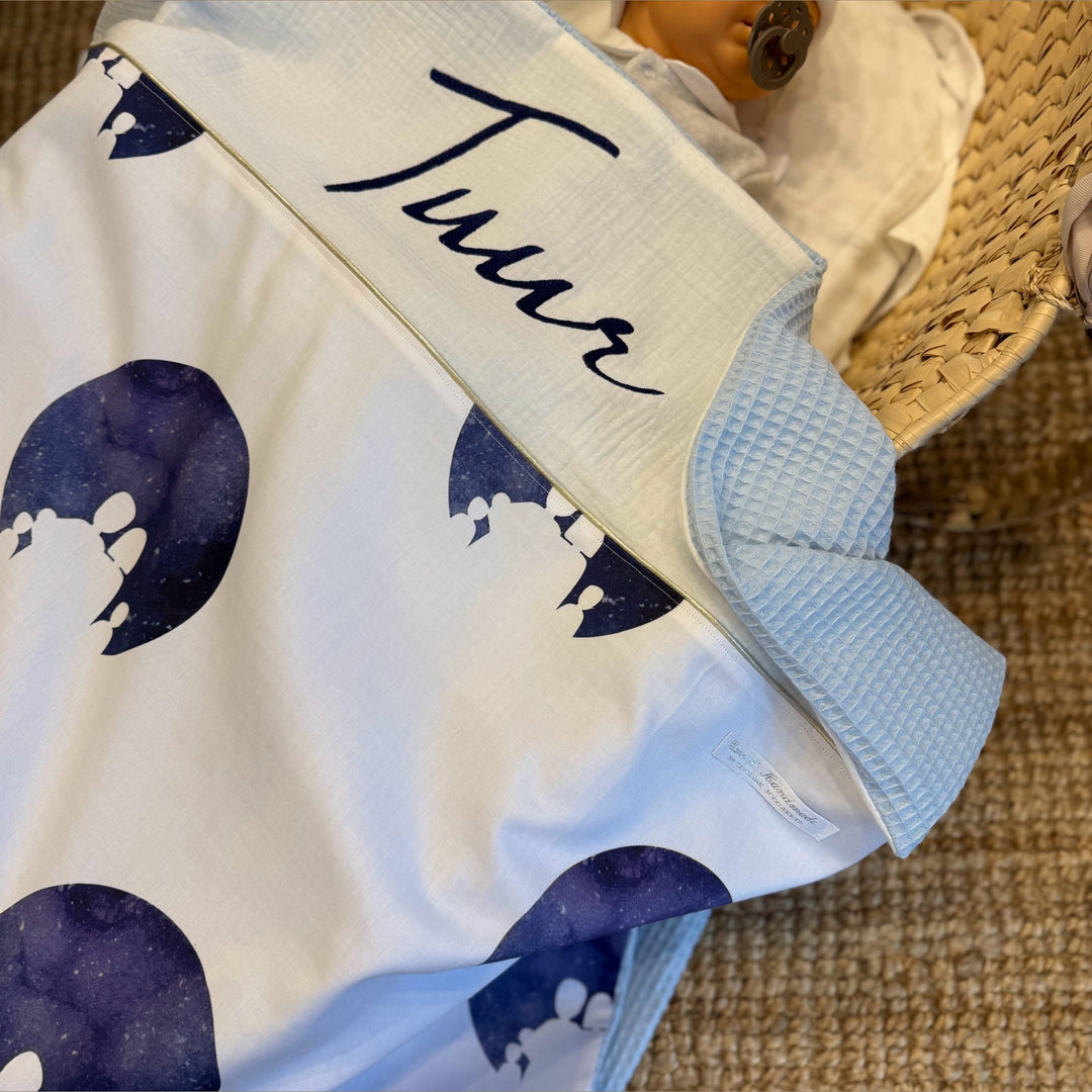 Babydeken op basis van het geboortekaartje - Geborduurd met naam