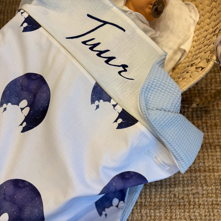 Babydeken op basis van het geboortekaartje - Geborduurd met naam