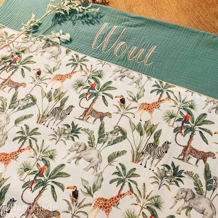 babywebshop - handgemaakte babydekentjes - HIB label - Unizo - Fysieke winkel in MerchtemPeizegem - Babydeken - geboortedekentjes - badponcho - logeertassen - mamabag - Caro B Handmade - mom bag - shopper - borduren met naam - Caroline Boogaerts