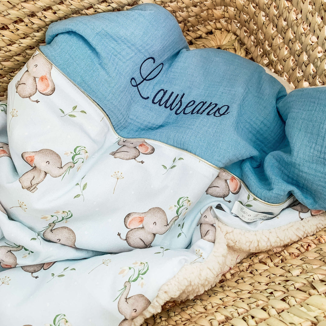babywebshop - handgemaakte babydekentjes - HIB label - Unizo - Fysieke winkel in MerchtemPeizegem - Babydeken - geboortedekentjes - badponcho - logeertassen - mamabag - Caro B Handmade - mom bag - shopper - borduren met naam - Caroline Boogaerts