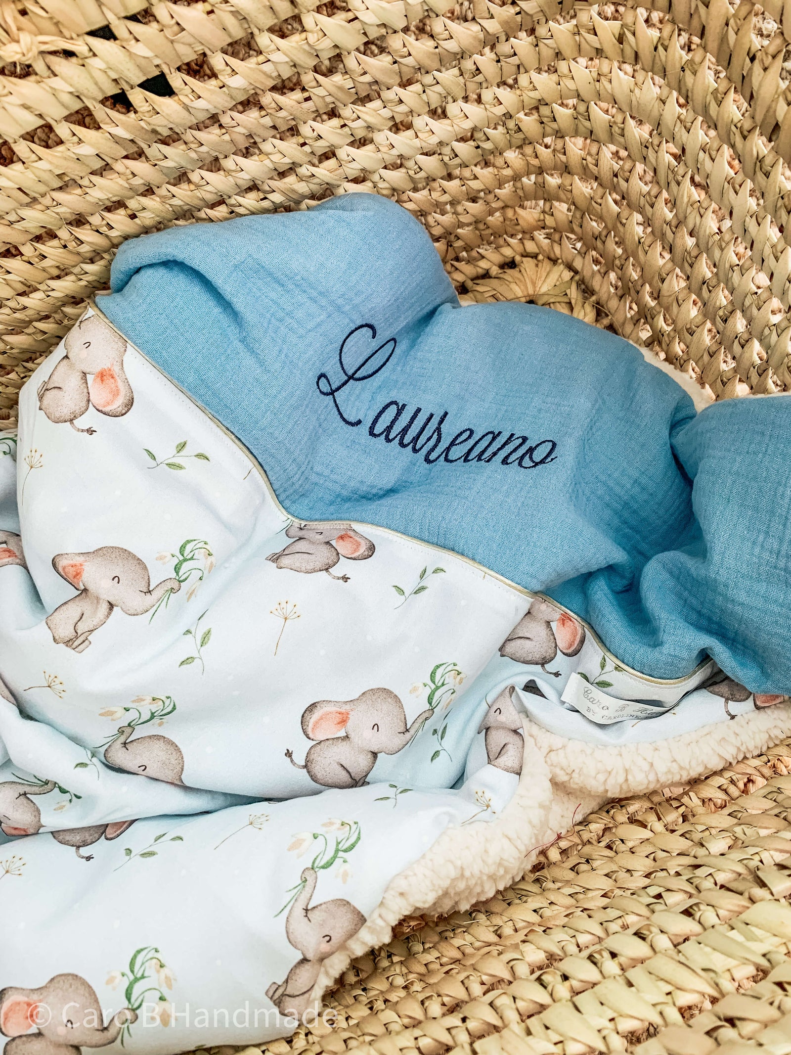 babywebshop - handgemaakte babydekentjes - HIB label - Unizo - Fysieke winkel in MerchtemPeizegem - Babydeken - geboortedekentjes - badponcho - logeertassen - mamabag - Caro B Handmade - mom bag - shopper - borduren met naam - Caroline Boogaerts