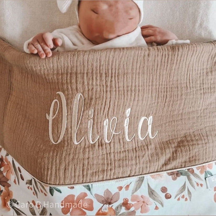 babywebshop - handgemaakte babydekentjes - HIB label - Unizo - Fysieke winkel in MerchtemPeizegem - Babydeken - geboortedekentjes - badponcho - logeertassen - mamabag - Caro B Handmade - mom bag - shopper - borduren met naam - Caroline Boogaerts