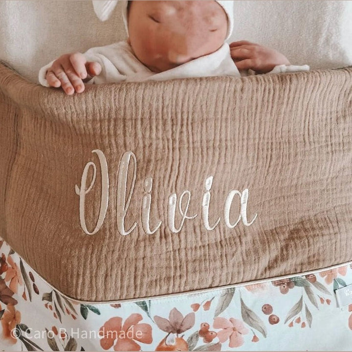 babywebshop - handgemaakte babydekentjes - HIB label - Unizo - Fysieke winkel in MerchtemPeizegem - Babydeken - geboortedekentjes - badponcho - logeertassen - mamabag - Caro B Handmade - mom bag - shopper - borduren met naam - Caroline Boogaerts
