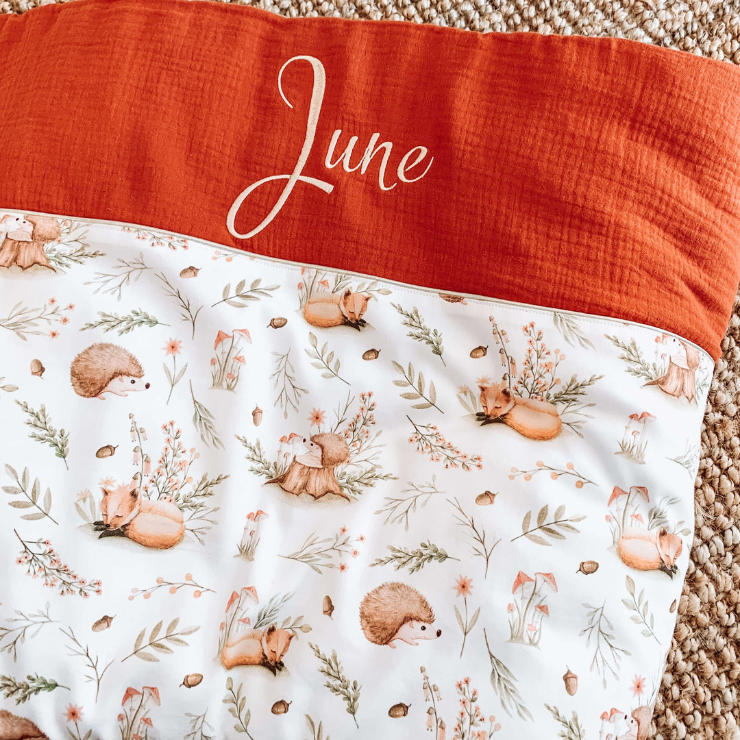 babywebshop - handgemaakte babydekentjes - HIB label - Unizo - Fysieke winkel in MerchtemPeizegem - Babydeken - geboortedekentjes - badponcho - logeertassen - mamabag - Caro B Handmade - mom bag - shopper - borduren met naam - Caroline Boogaerts