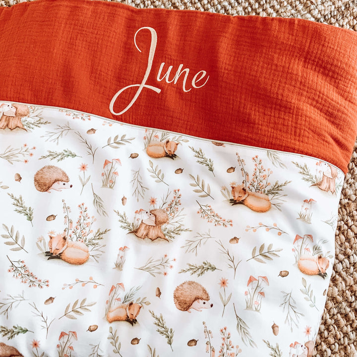 babywebshop - handgemaakte babydekentjes - HIB label - Unizo - Fysieke winkel in MerchtemPeizegem - Babydeken - geboortedekentjes - badponcho - logeertassen - mamabag - Caro B Handmade - mom bag - shopper - borduren met naam - Caroline Boogaerts