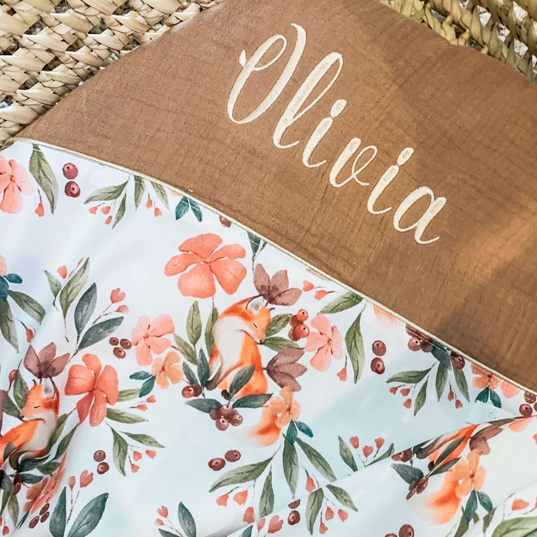 babywebshop - handgemaakte babydekentjes - HIB label - Unizo - Fysieke winkel in MerchtemPeizegem - Babydeken - geboortedekentjes - badponcho - logeertassen - mamabag - Caro B Handmade - mom bag - shopper - borduren met naam - Caroline Boogaerts