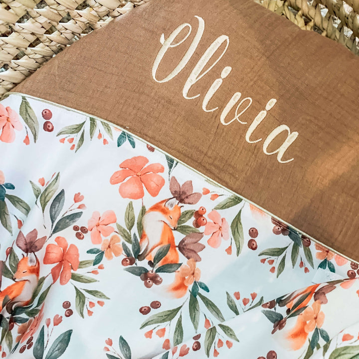 babywebshop - handgemaakte babydekentjes - HIB label - Unizo - Fysieke winkel in MerchtemPeizegem - Babydeken - geboortedekentjes - badponcho - logeertassen - mamabag - Caro B Handmade - mom bag - shopper - borduren met naam - Caroline Boogaerts