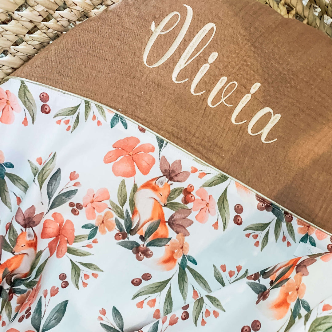 babywebshop - handgemaakte babydekentjes - HIB label - Unizo - Fysieke winkel in MerchtemPeizegem - Babydeken - geboortedekentjes - badponcho - logeertassen - mamabag - Caro B Handmade - mom bag - shopper - borduren met naam - Caroline Boogaerts