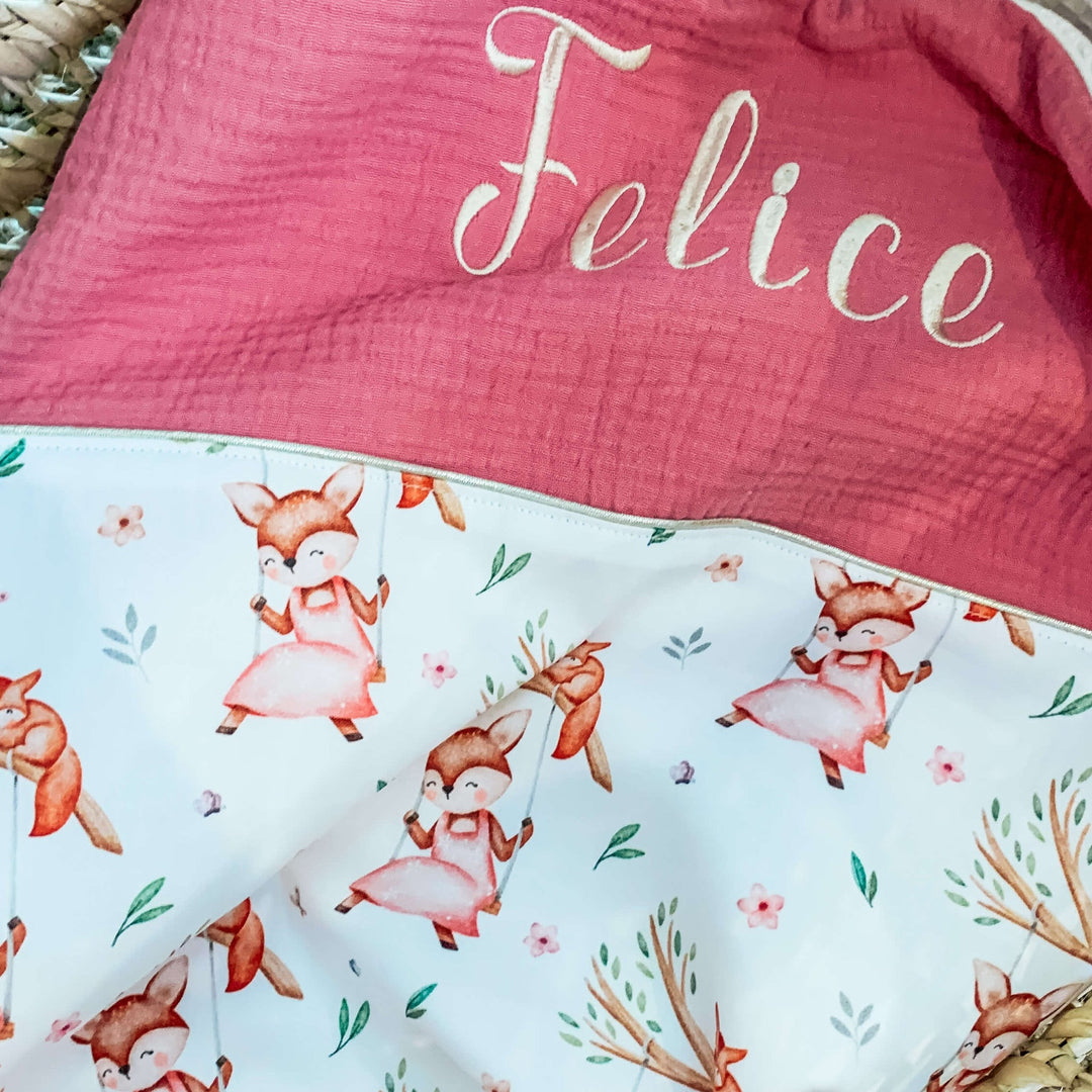 babywebshop - handgemaakte babydekentjes - HIB label - Unizo - Fysieke winkel in MerchtemPeizegem - Babydeken - geboortedekentjes - badponcho - logeertassen - mamabag - Caro B Handmade - mom bag - shopper - borduren met naam - Caroline Boogaerts