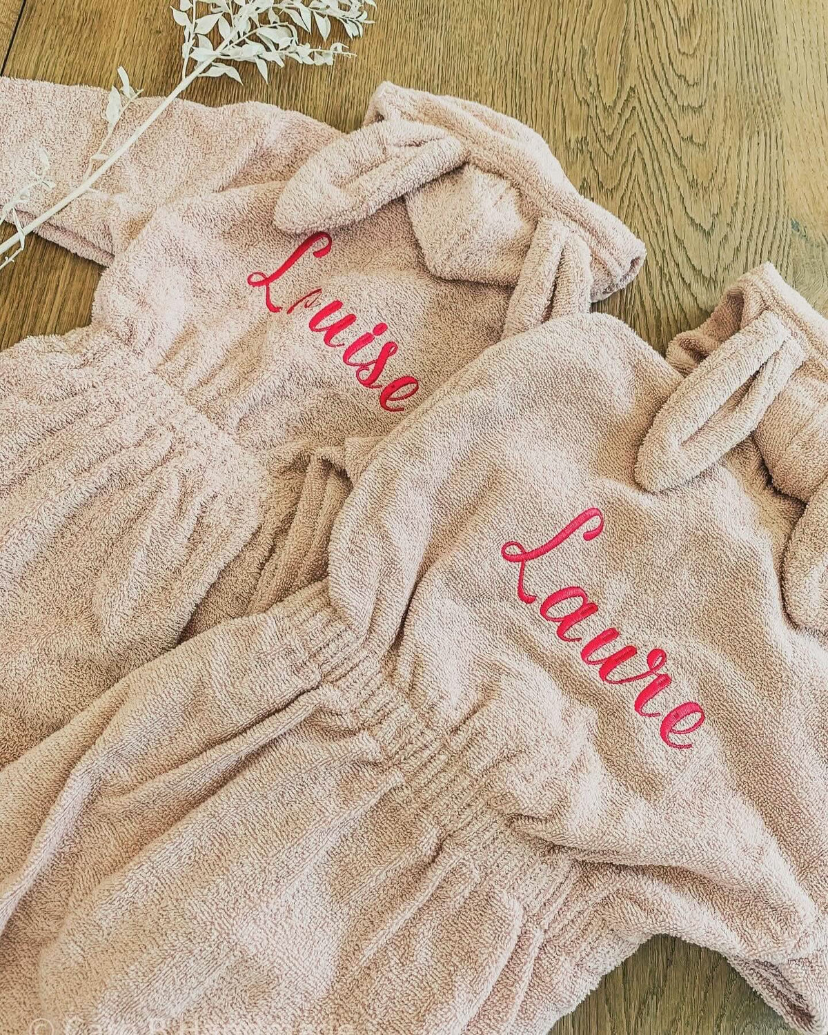 Badjas geborduurd met naam - borduren - Caro B Handmade - Merchtem - Babywinkel - Badjassen - Bad textiel - Douchen - Vakantie - Baby tot 10 jaar