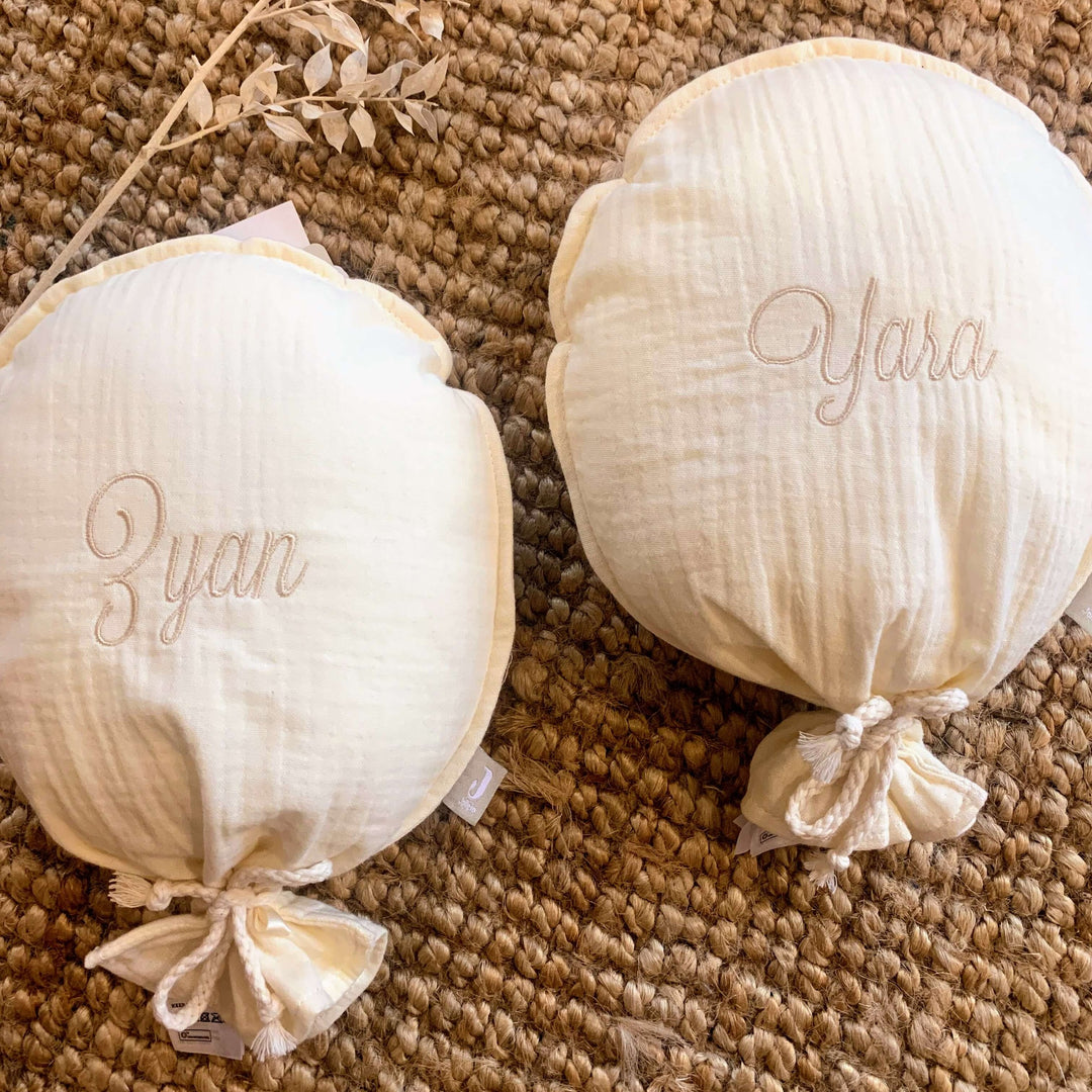 Caro B Handmade - ballon - stoffen ballon - geborduurd met naam - Jollein - winkel - webshop - borduurstudio - atelier - Merchtem - Buggenhout - Peizegem - dekentjes