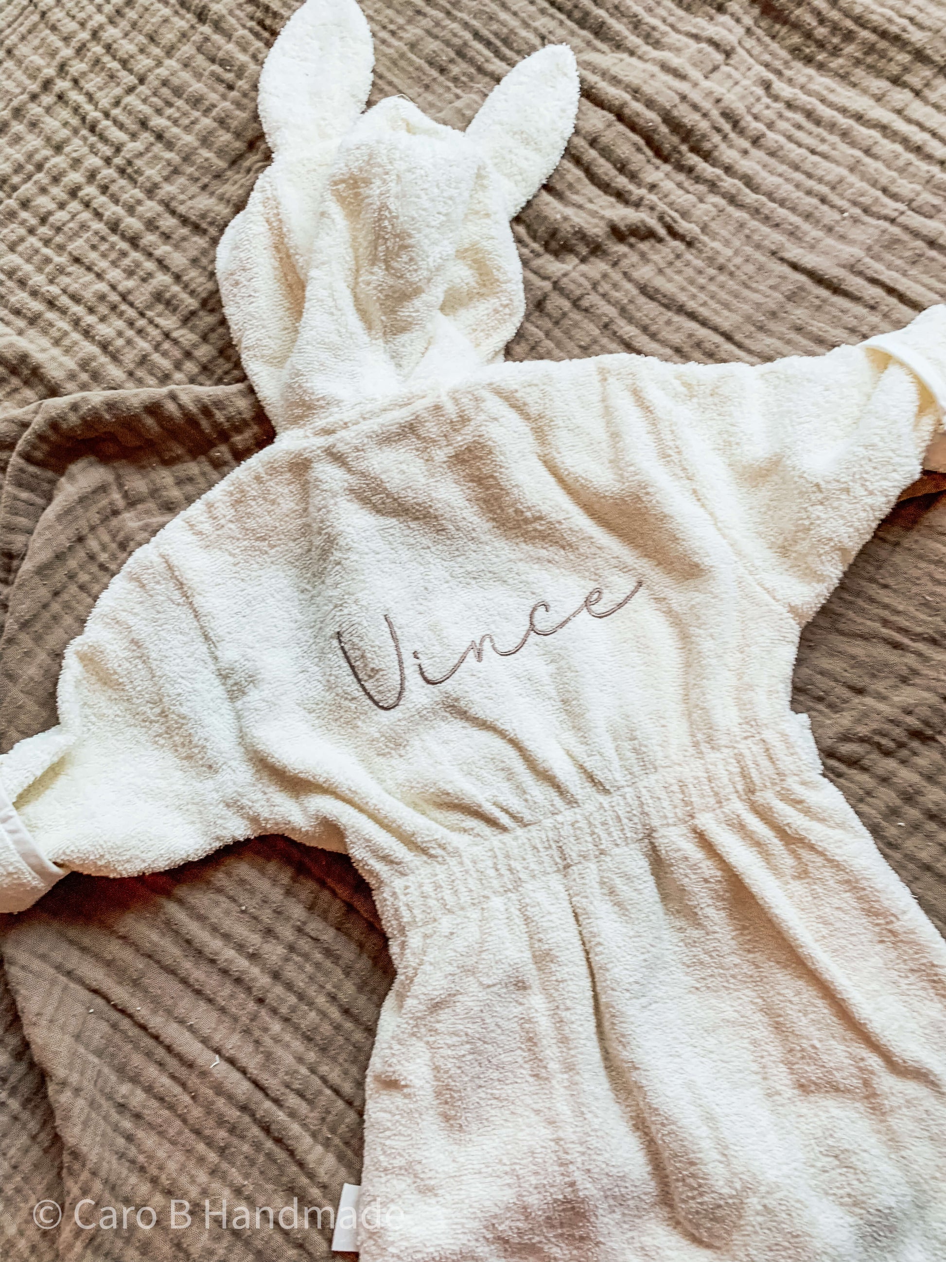 Badjas geborduurd met naam - borduren - Caro B Handmade - Merchtem - Babywinkel - Badjassen - Bad textiel - Douchen - Vakantie - Baby tot 4 jaar - Jollein