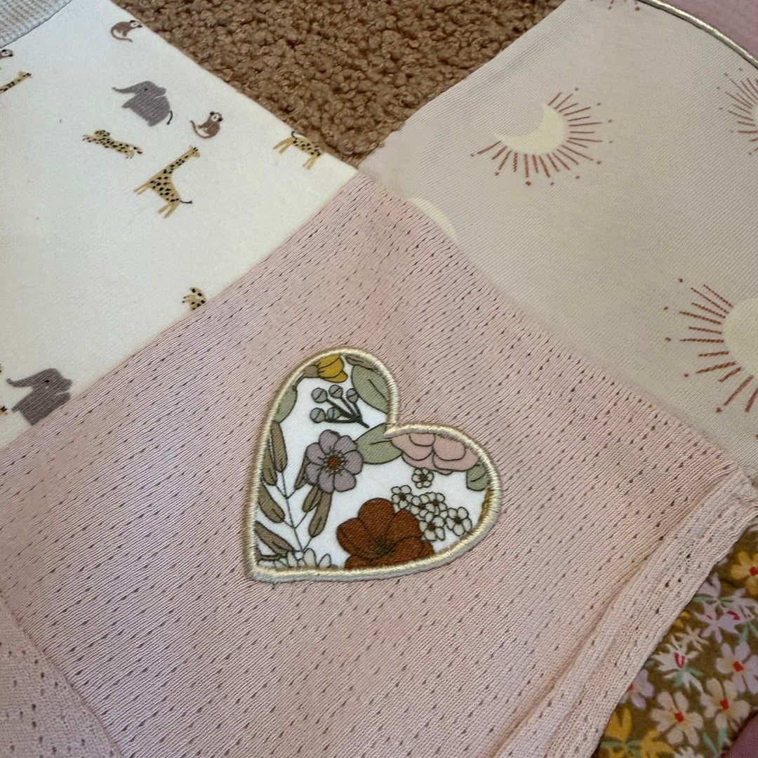 Koesterdeken met babykleding - Handgemaakt Caro B Handmade