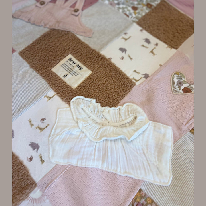 Koesterdeken met babykleding - Handgemaakt Caro B Handmade
