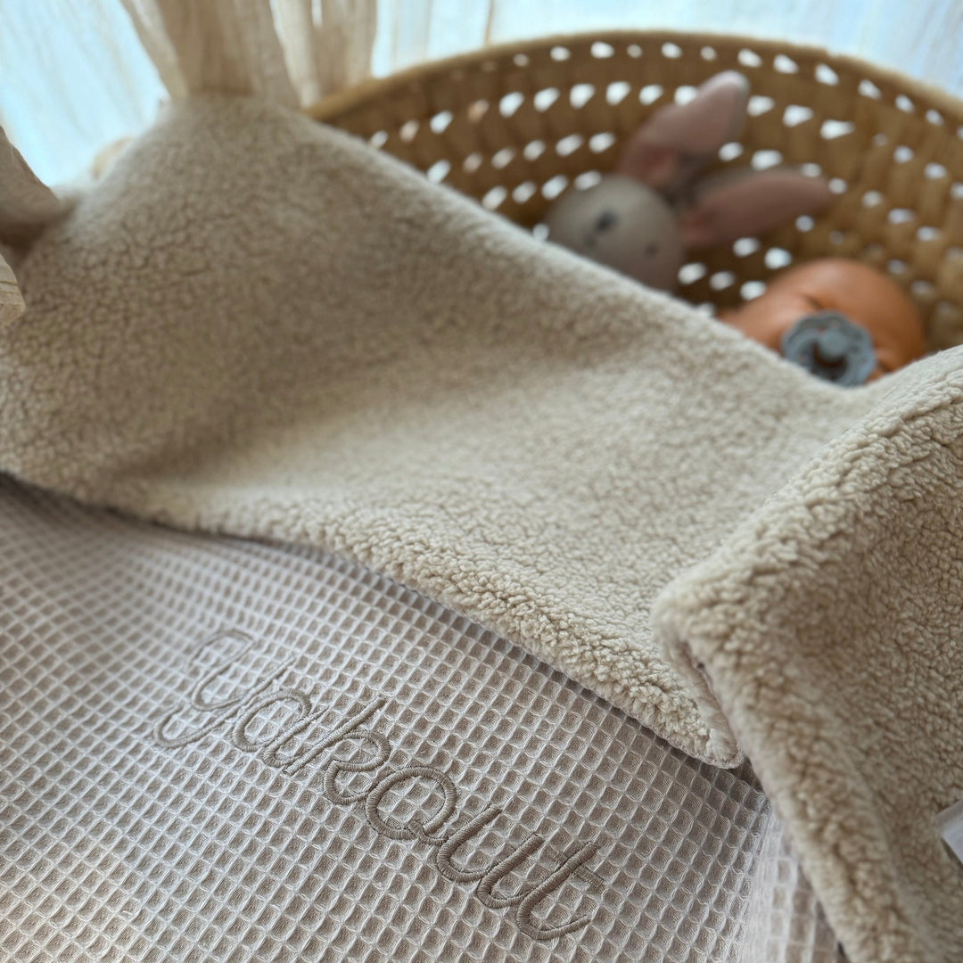 Babydeken in teddy & wafelstof - Handgemaakt & geborduurd - Zelf samen te stellen Caro B Handmade
