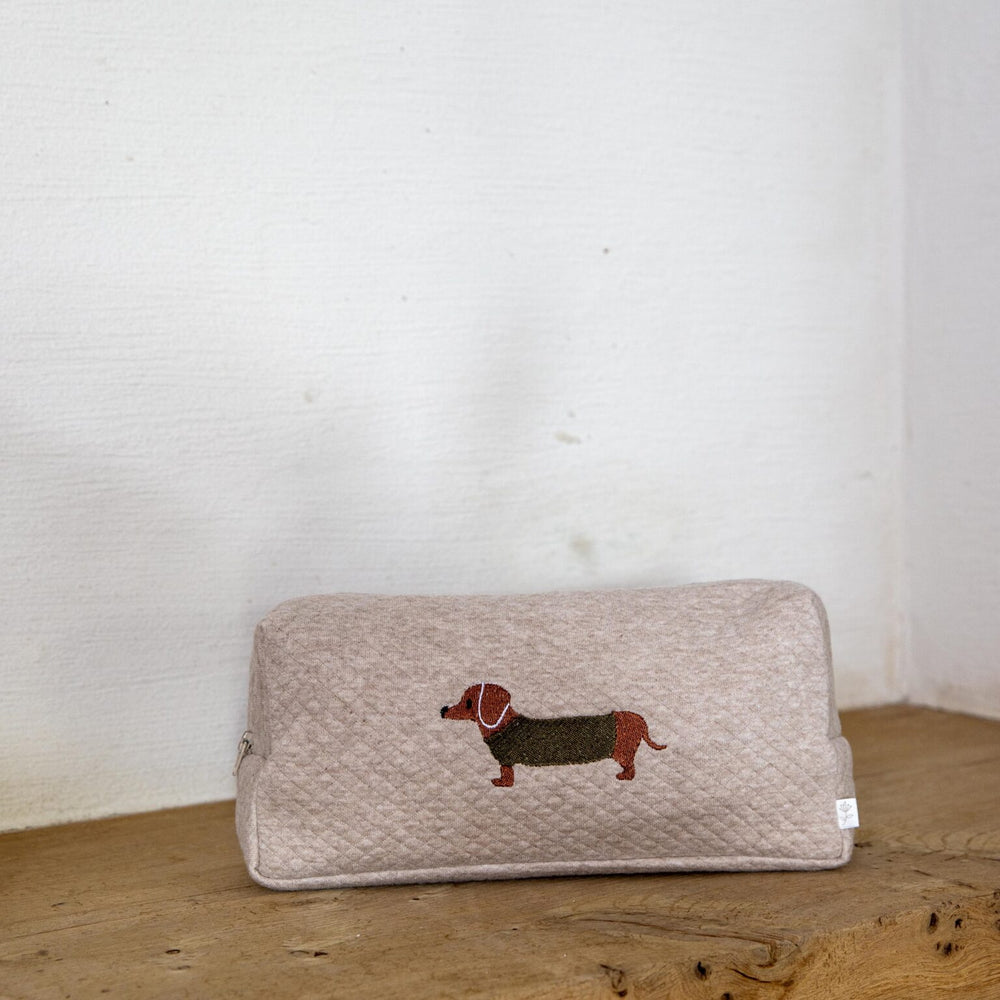 Toilettas met teckel - geborduurd - borduren - Caro B Handmade