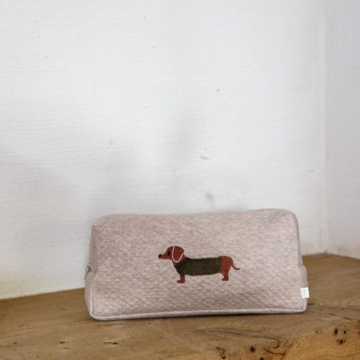 Toilettas met teckel - geborduurd - borduren - Caro B Handmade
