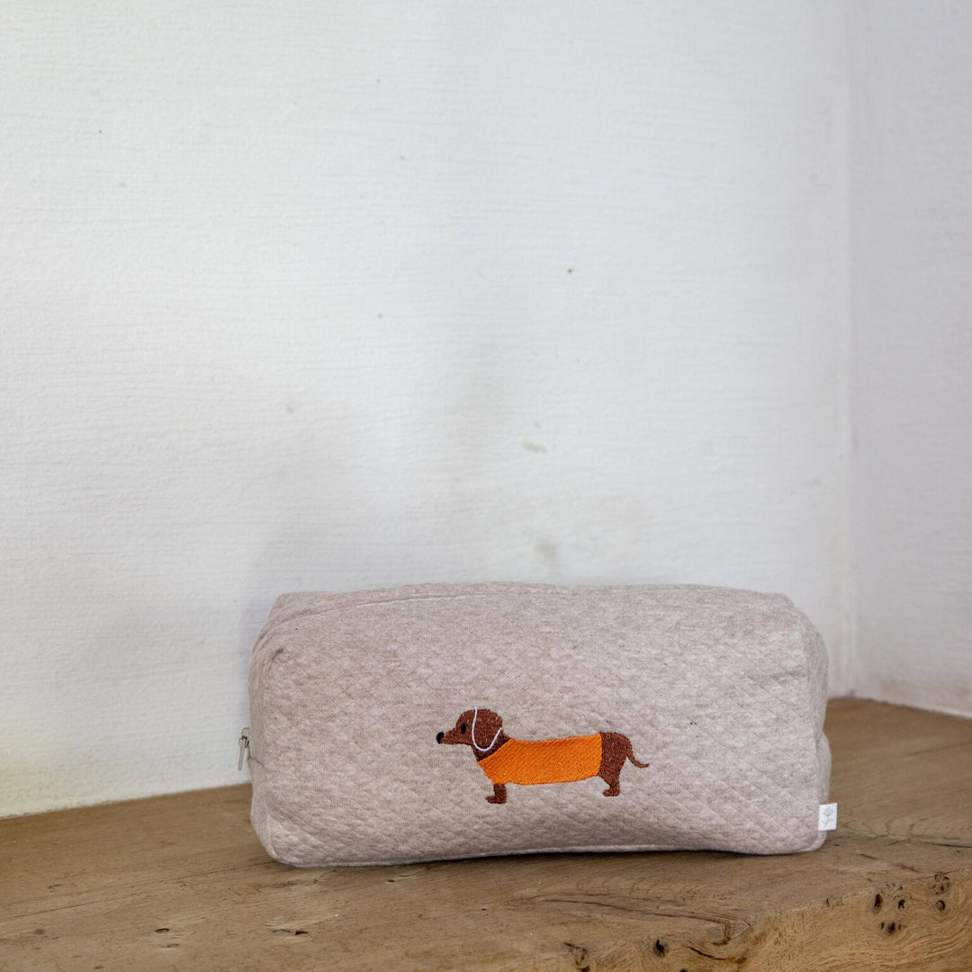 Toilettas met teckel - geborduurd - borduren - Caro B Handmade