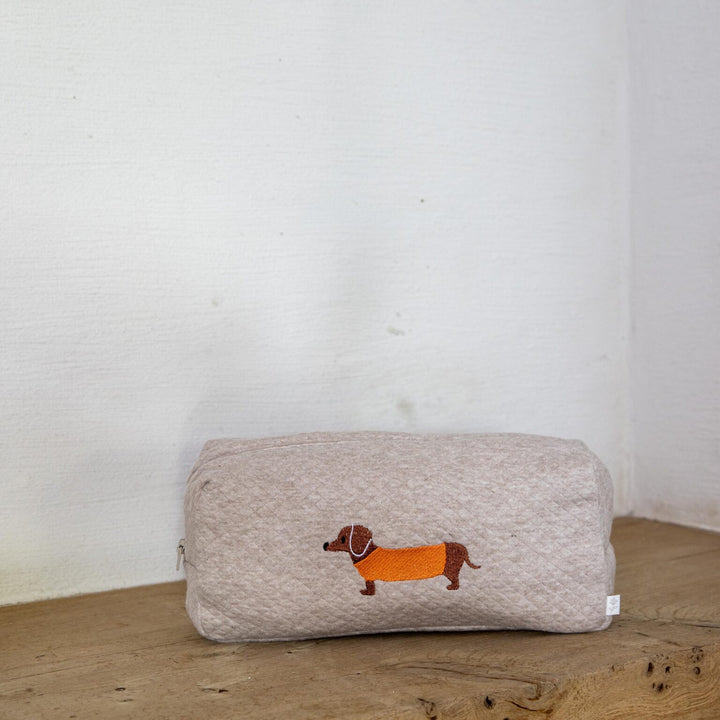 Toilettas met teckel - geborduurd - borduren - Caro B Handmade
