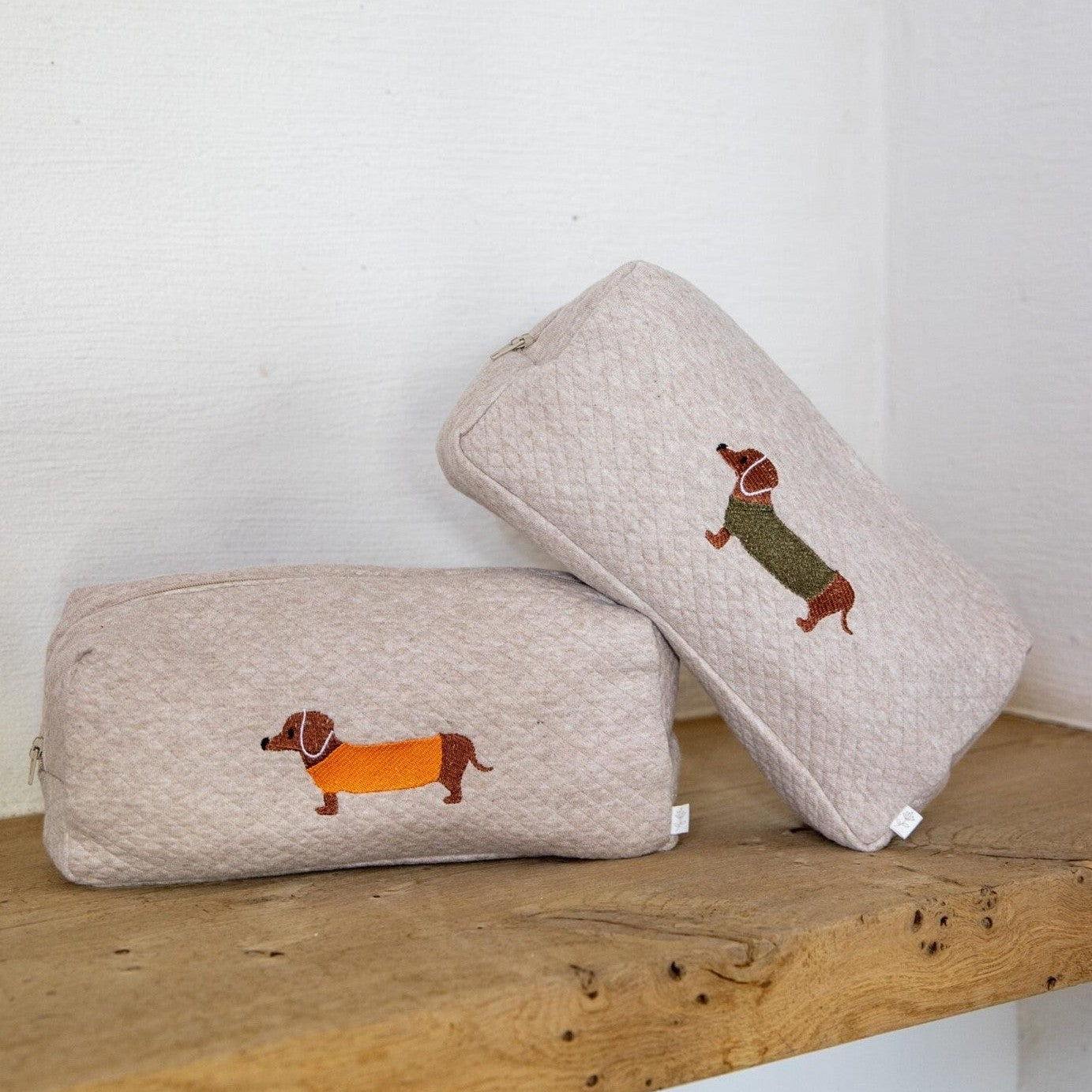 Toilettas met teckel - geborduurd - borduren - Caro B Handmade