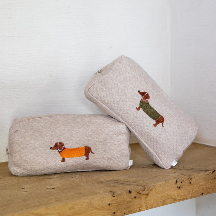 Toilettas met teckel - geborduurd - borduren - Caro B Handmade
