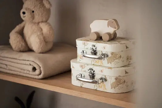 koffer - speelgoedkoffer - geboorte - Jollein - Caro B Handmade - winkel en webshop - Peizegem - Merchtem - Buggenhout - borduurstudio - geborduurd met naam - borduren - cadeau's - kraamcadeau