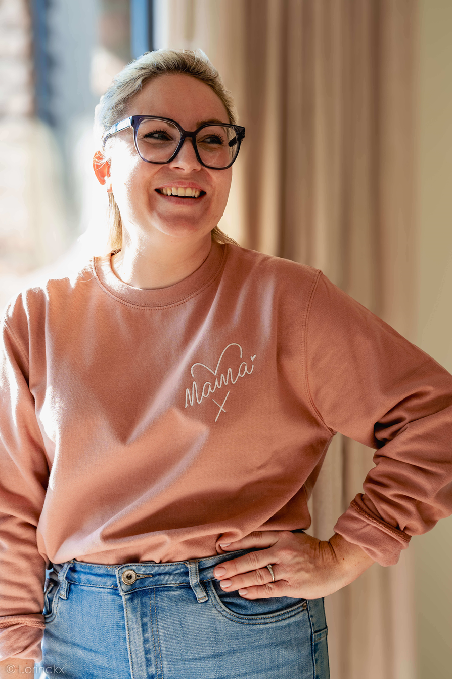 Geborduurde mamasweater als cadeau of voor op een geboortelijst