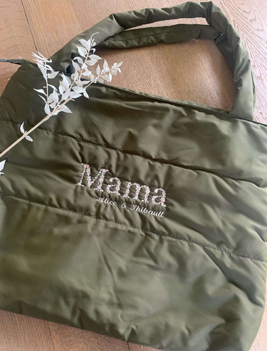 Een mama bag gepersonaliseerd met borduur. Caro b Handmade - winkel in Peizgem - babydeken - borduur - borduurstudio in Merchtem - mama shopper - mama bag 