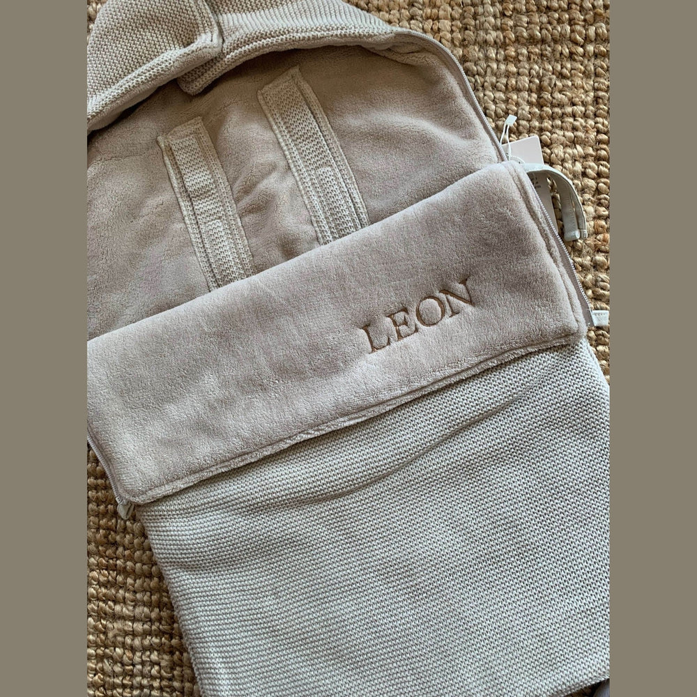 Voetenzak geborduurd met naam - Basic Knit - Jollein - Nougat - Caro B Handmade